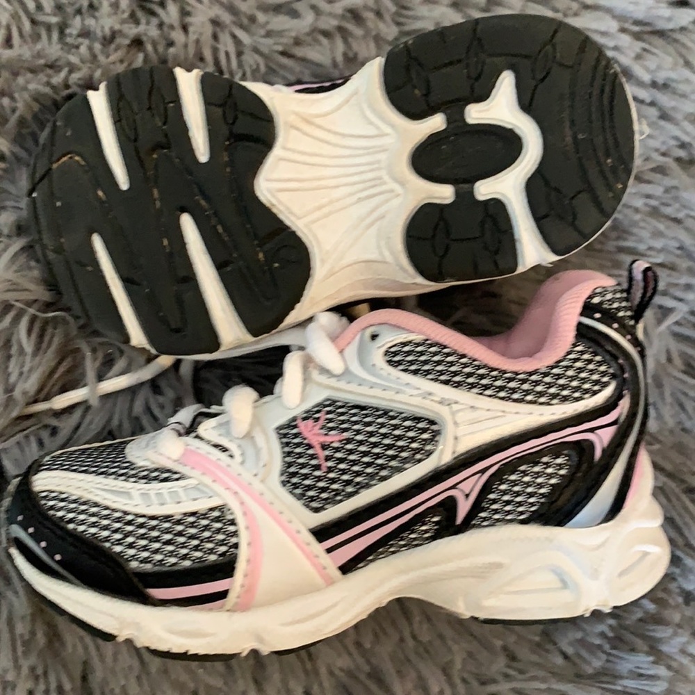 Dan skin sneakers.  Size 7